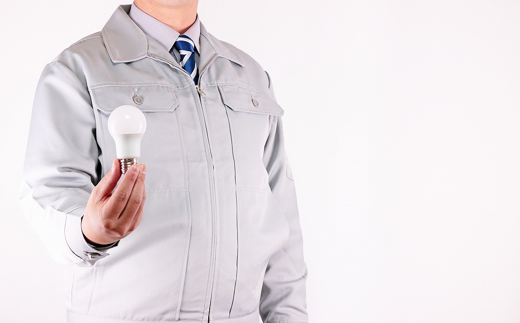 電球を持つ